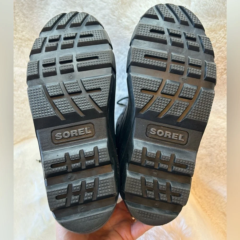Sorel Chariot black insulated mid calf weather proof snow boots Sz-youth 4.‎  D